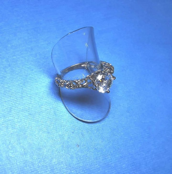 Sterling Silver Vintage Design Round Cubic Zirconia Ring - G8638